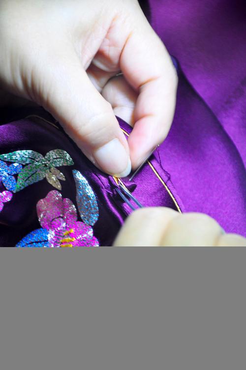 {“title”: “王俊公司经营范围解析 服装与针纺织品加工销售的多元化发展”, “content”: “在当今竞争激烈的市场环境中，企业的经营范围往往决定了其发展方向和核心竞争力。王俊公司作为一家专注于服装和针纺织品领域的企业，其经营范围涵盖了服装、针纺织品加工与销售，以及针纺织品的相关业务。这一经营范围的设定，不仅体现了公司对传统产业的深耕，也展现了其向产业链上下游延伸的战略布局。\n\n首先，服装加工与销售是王俊公司的核心业务之一。服装行业作为民生基础产业，市场需求稳定且持续增长。公司通过加工各类